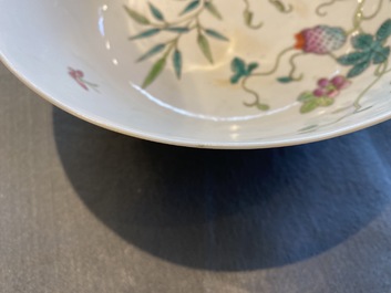 Un bol en porcelaine de Chine famille rose &agrave; d&eacute;cor sanduo, marque et &eacute;poque de Guangxu